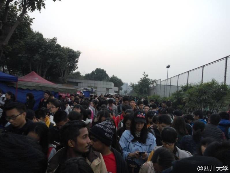 四川一大學取快遞現(xiàn)場