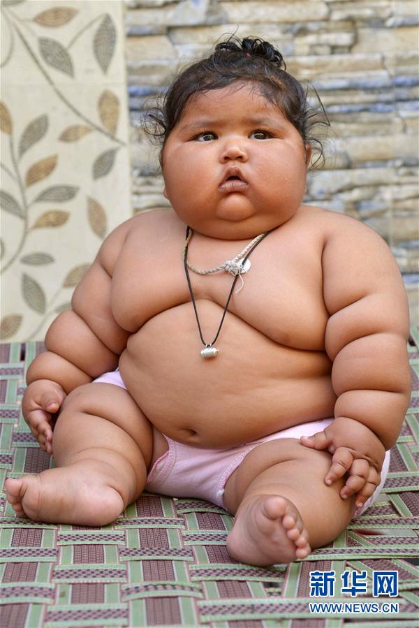 4月17日，在印度阿姆利則，女孩查哈特在家中。