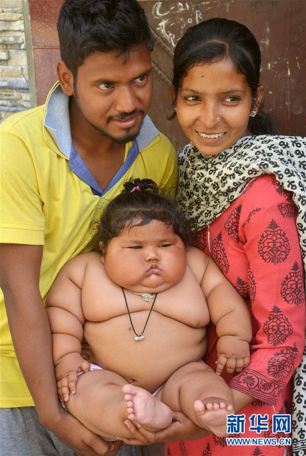 4月17日，在印度阿姆利則，女孩查哈特（中）和父母在家中。