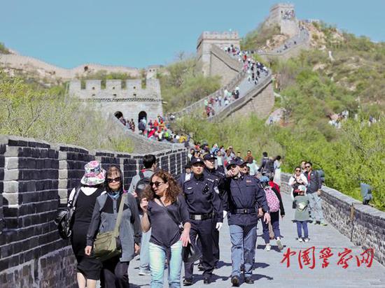 參加聯(lián)合巡邏的中意警察在長城上巡邏。本網(wǎng)記者 陳路坤 攝