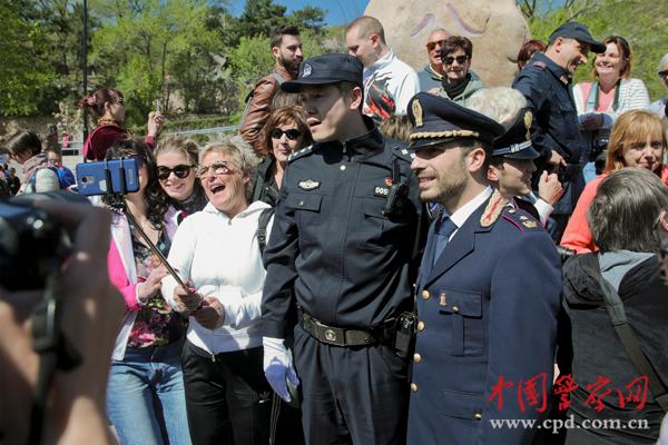 游客與聯(lián)合巡邏的中意警察合影。本網(wǎng)記者 陳路坤 攝