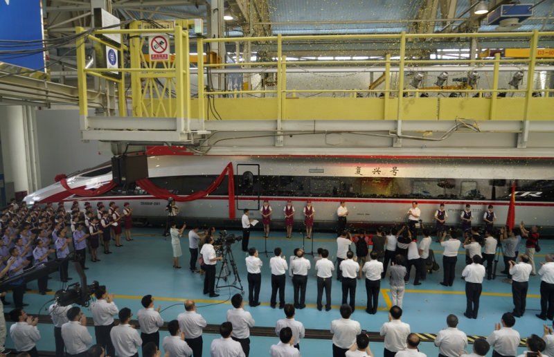 當(dāng)日，由中國(guó)鐵路總公司牽頭組織研制、具有完全自主知識(shí)產(chǎn)權(quán)、達(dá)到世界先進(jìn)水平的中國(guó)標(biāo)準(zhǔn)動(dòng)車組被命名為“復(fù)興號(hào)”?！皬?fù)興號(hào)”將于6月26日在京滬高鐵兩端的北京南站和上海虹橋站雙向首發(fā)。