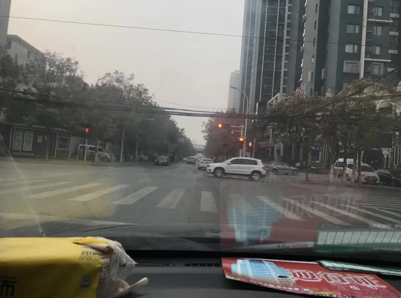 限行第一天！鄭州的早高峰是這個(gè)樣子的