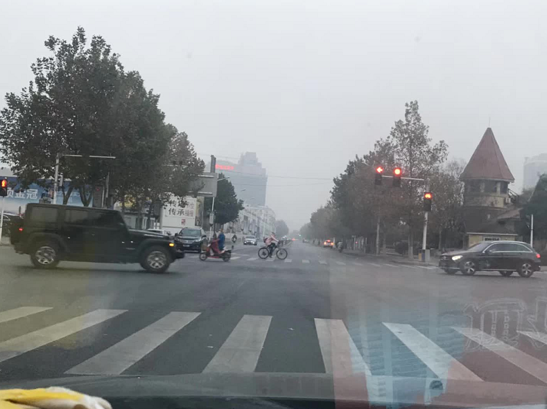 限行第一天！鄭州的早高峰是這個(gè)樣子的