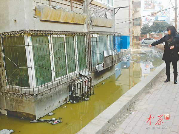 　　居民看著污水溝滿是無(wú)奈。
