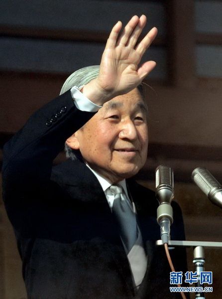 當(dāng)?shù)貢r間12月23日，在位于日本東京的皇宮，日本明仁天皇向民眾致意。