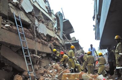 4日，印度卡納科納，救援人員正在搜尋被掩埋的幸存者和遇難者遺體。圖/東方IC