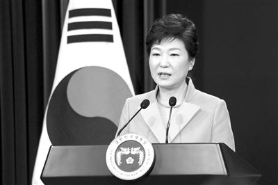 1月6日，韓國(guó)總統(tǒng)樸槿惠在首爾總統(tǒng)府青瓦臺(tái)舉行的新年記者會(huì)上發(fā)言。新華社發(fā)