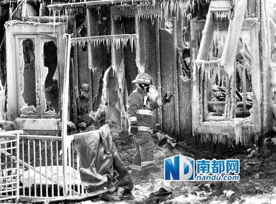 消防員用蒸汽機(jī)融化救火后殘留的冰層，尋找遇難者遺