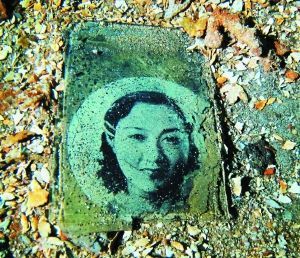 一名年輕女子的照片，很可能是當(dāng)年士兵的家人。