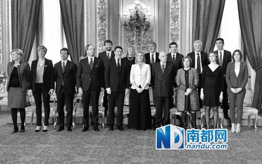 2月22日，在意大利羅馬總統(tǒng)府，新任總理馬泰奧·倫齊(前左五)與總統(tǒng)納波利塔諾(前右四)及新內(nèi)閣成員