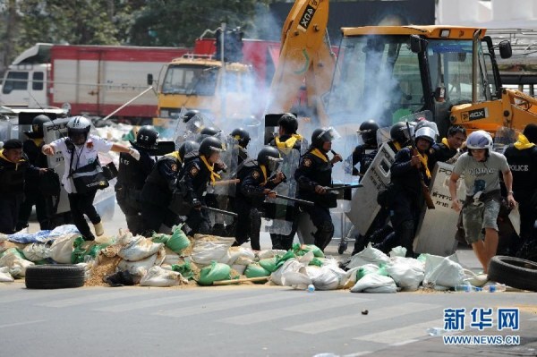 當(dāng)?shù)貢r間2月18日，泰國曼谷警方與示威者發(fā)生沖突。
