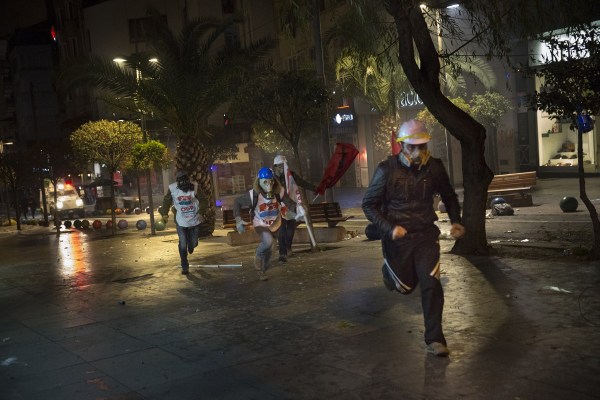 當(dāng)?shù)貢r間2014年2月25日，土耳其伊斯坦布爾，總理涉腐錄音引發(fā)全國抗議，要求本屆政府下臺。