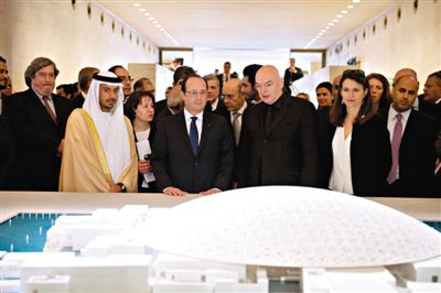 4月29日，法國(guó)總統(tǒng)奧朗德（中）和阿布扎比文化遺產(chǎn)委員會(huì)主席蘇爾坦親王（左）一起觀看“阿布扎比盧浮宮”建筑模型。盧浮宮計(jì)劃打造“阿布扎比盧浮宮”，以推廣法國(guó)文化。