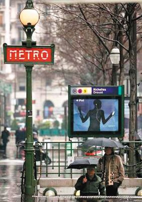 法國(guó)設(shè)置“語(yǔ)言警察”，防止民眾在受限制的場(chǎng)合說(shuō)英語(yǔ)或聽(tīng)英語(yǔ)內(nèi)容。