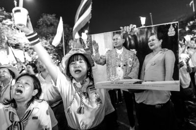 5日，泰國巴蜀府海濱度假勝地華欣，數(shù)萬民眾身穿國王的代表色“黃色”T恤，自發(fā)上街，口喊“國王萬歲”的口號。