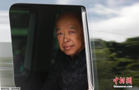 圖為泰國(guó)前副總理素拉蓬抵達(dá)陸軍俱樂(lè)部。