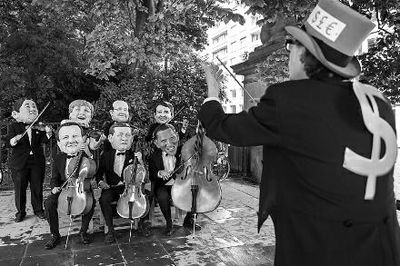 4日在布魯塞爾，非政府組織『樂施會(huì)』成員戴著七國(guó)首腦面具演奏名曲《錢錢》，批評(píng)七國(guó)政策導(dǎo)致全球貧富差