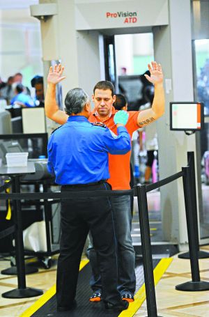 防止恐怖分子把炸彈偽裝成電子設(shè)備登機(jī)；新規(guī)適用于歐、非、中東赴美航班；智能手機(jī)將被重點排查