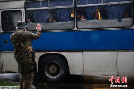 烏克蘭頓涅茨克，烏克蘭政府軍對(duì)當(dāng)?shù)爻掷m(xù)炮擊，民眾為躲避戰(zhàn)火，紛紛登上列車離開。