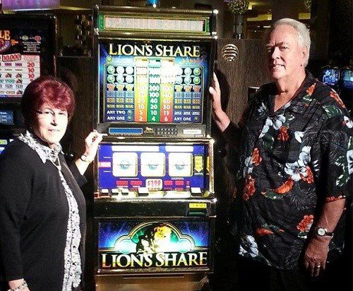 美國(guó)夫婦玩老虎機(jī)獲240萬(wàn)美元大獎(jiǎng)為20年來(lái)首次