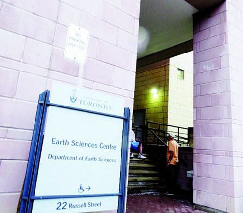 21歲中國(guó)女留學(xué)生在多倫多持刀刺傷42歲男教授