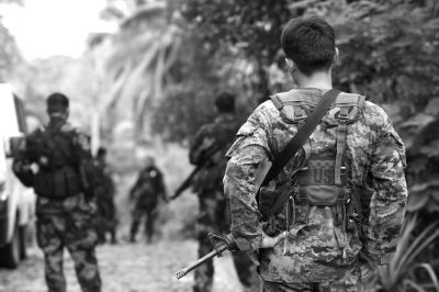 2009年12月13日，在菲律賓南阿古桑省，菲律賓安全部隊人員在一處現(xiàn)場警戒。圖/CFP