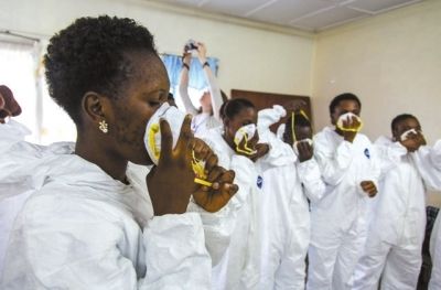 9月18日，塞拉利昂護(hù)士接受使用埃博拉防護(hù)裝備培訓(xùn)。新華社發(fā)