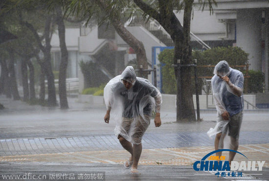 超強臺風(fēng)來襲 沖繩300多航班取消17人受傷