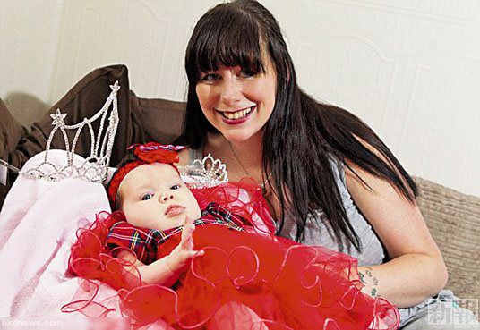 柯林斯在女兒盧娜6個月大時，便讓女兒參加選美。