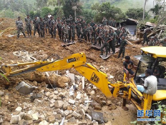 　10月29日，斯里蘭卡救援部隊抵達山體滑坡災(zāi)區(qū)展開救援。