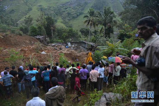 這張10月29日拍攝的照片顯示斯里蘭卡中部山體滑坡中幸存村民們正在被疏散。