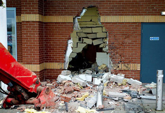 劫匪利用挖掘機的機械臂移走ATM機，留下滿地狼藉