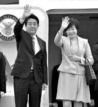 11月9日中午，日本首相安倍晉三攜夫人安倍昭惠乘坐日本政府專機(jī)來到北京，參加APEC北京峰會(huì)。安倍在啟程前再次對(duì)媒體強(qiáng)調(diào)了改善中日關(guān)系的意愿，稱“改善兩國關(guān)系的想法從來沒有改變過”。