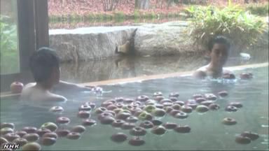 一個個蘋果漂浮在浴槽內(nèi)（NHK網(wǎng)頁截圖）。