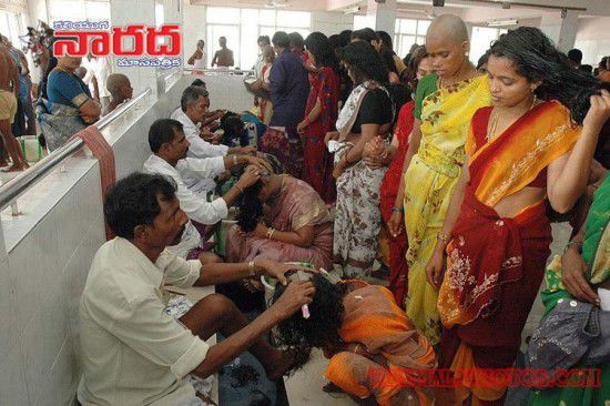 亮瞎眼！印寺廟朝圣日每天為2萬人剃光頭