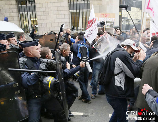 　　當?shù)貢r間2014年11月27日，法國巴黎，法國農(nóng)民帶綿羊在埃菲爾鐵塔附近抗議，要求環(huán)保部門采取有效措施解決狼群襲擊羊群問題?！D片來源：TRICK KOVARIK/CFP