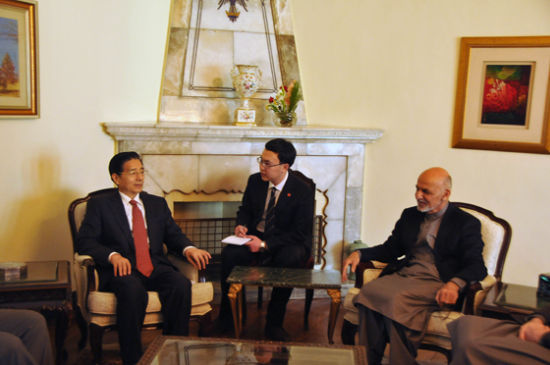 　11月30日，阿富汗總統(tǒng)加尼在首都喀布爾會見到訪的中國國務(wù)委員郭聲琨。