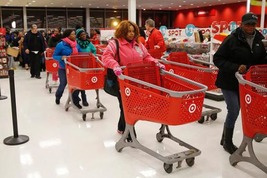 在整個(gè)感恩節(jié)假期，美國零售業(yè)銷售下降11%，為連續(xù)第二年下降。