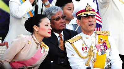 蒙西拉米左與哇集拉隆功王儲右一同參加活動。