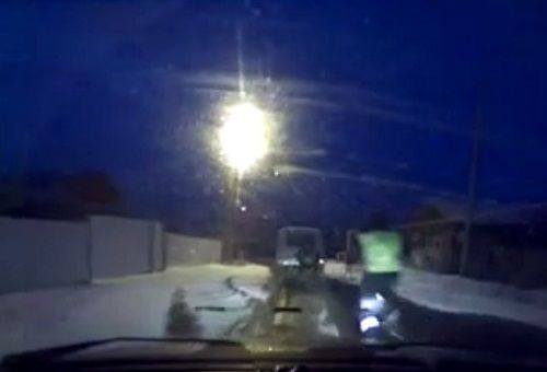 警車追逐中仍未追上可疑汽車，此時(shí)令人震驚的一幕出現(xiàn)，一名警察從警車中跳出來，向可疑車輛跑去。