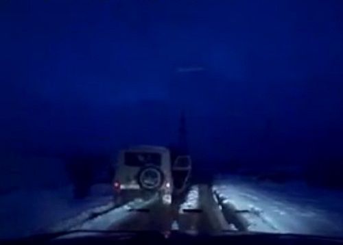 　　警察成功打開可疑汽車的車門并登上汽車，司機(jī)見狀立即停車及棄車逃走，警察則下車?yán)^續(xù)追捕司機(jī)。