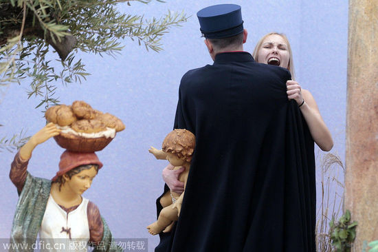 女權組織Femen成員梵蒂岡裸身示威 被警察帶走