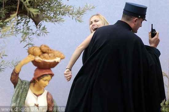 女權組織Femen成員梵蒂岡裸身示威 被警察帶走