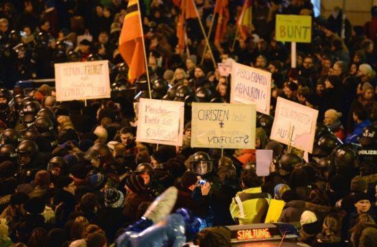 示威人群打出標(biāo)語(yǔ)。