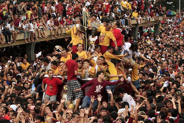 2011年“黑耶穌節(jié)”上，無數(shù)信徒希望觸摸到黑色耶穌雕像。