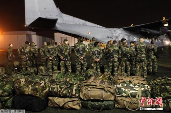 當?shù)貢r間1月7日，法國軍人抵達巴黎布爾歇機場。他們將被部署在巴黎，以增強巴黎市的安保力量。