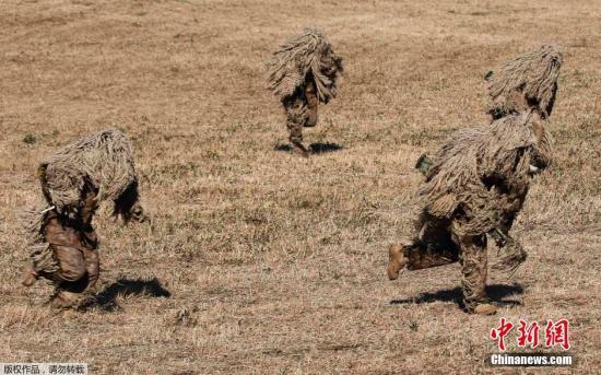 資料圖：當(dāng)?shù)貢r(shí)間2015年1月11日，日本船橋市，日本自衛(wèi)隊(duì)進(jìn)行新年軍演，大約500名軍人和24架飛機(jī)參與了本次演習(xí)。 視頻：日本敲定史上最大規(guī)模國防預(yù)算費(fèi)來源:央視軍事農(nóng)業(yè)