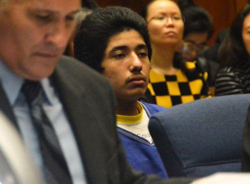 嫌犯卡門（中）在初審法庭上。（僑報網：圖片由法庭指定攝影師提供）