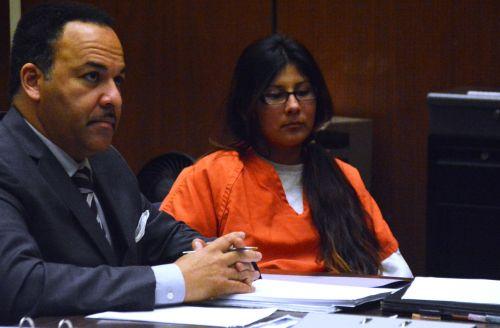 嫌犯卡門（中）在初審法庭上。（僑報網：圖片由法庭指定攝影師提供）